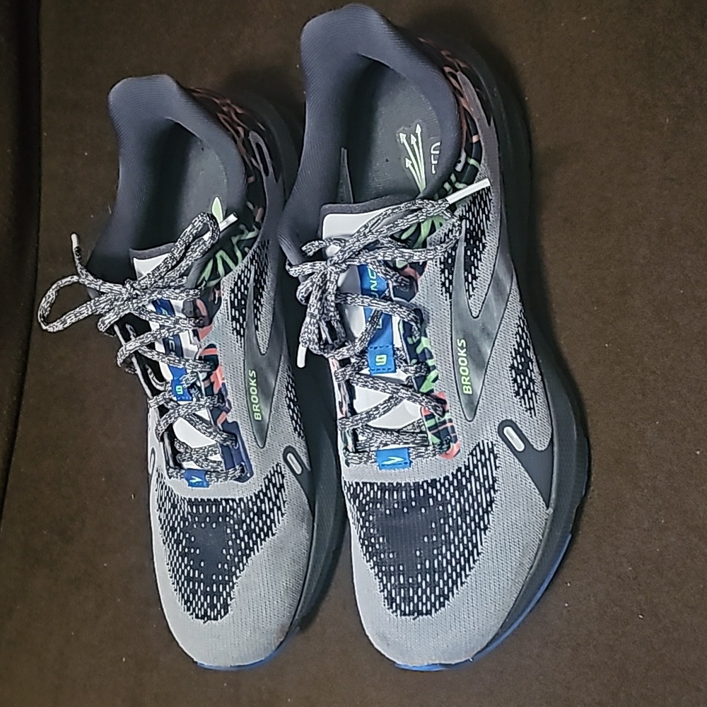 Brooks Men’s Launch 9 unique shoes! Size 11 D! Excellent condition with box!